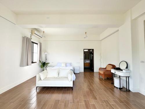 a living room with a white couch and a piano at 月伴灣海景民宿MoonBay Seaview Homestay - 半自動入住 Self check-in in Binlang