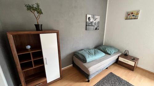 a small room with a bed and a mirror at Apartment-Luck Ilmenau in Ilmenau