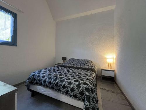 - une petite chambre avec un lit et une lampe dans l'établissement Appartement 1 pièce - Gruissan GN140-1033, à Gruissan