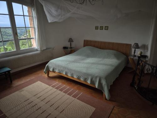 une chambre avec un lit et deux fenêtres dans l'établissement Villa Aurabelle für Familien und Genießer der Côte d'Azur, à Vence