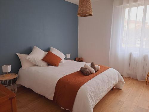 a bedroom with a bed with two teddy bears on it at Ty Gwenn in La Baule