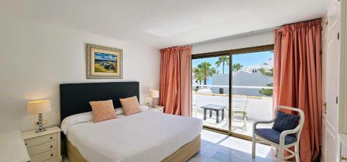 Postel nebo postele na pokoji v ubytování Coral Beach Aparthotel