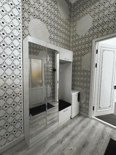 サマルカンドにあるTalat Hotel Samarkandの鏡付きのバスルーム、壁紙