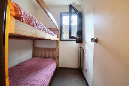 une chambre avec deux lits superposés et une fenêtre dans l'établissement Résidence Astragales - Studio cabine classique · Proche des pistes MAE-1671, aux Menuires