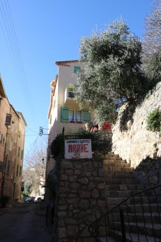 a sign is posted on the side of a building at Marie à Callas in Callas