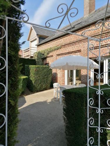 Taman di luar Gîte de charme à la Ferme de Bonavis 125 M2