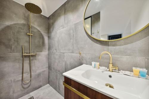 une salle de bain avec un lavabo et un miroir dans l'établissement 506 Suite Cadet - Superb apartment in Paris, à Paris