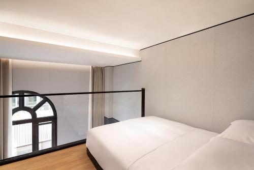 a bedroom with two beds and a window at 昆明开臣Kasion酒店 in Kunming