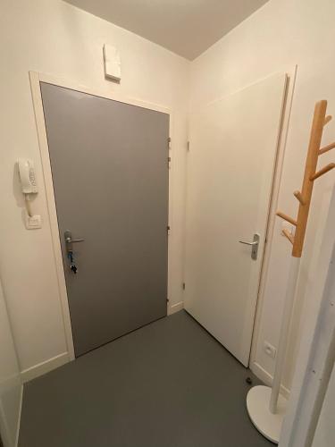 une chambre vide avec une porte et des toilettes dans l'établissement Petit Mayence - Studio hyper-centre au calme, à Nantes