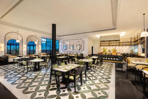 a restaurant with tables and chairs in a room at 昆明开臣Kasion酒店 in Kunming