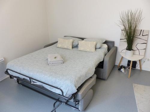 un lit d'hôpital dans une pièce avec une usine dans l'établissement Petit Mayence - Studio hyper-centre au calme, à Nantes