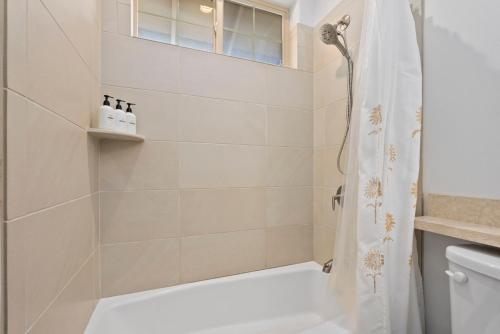 Ένα μπάνιο στο # Marbella Lane-Elegant 3BR Getaway with Superb Views