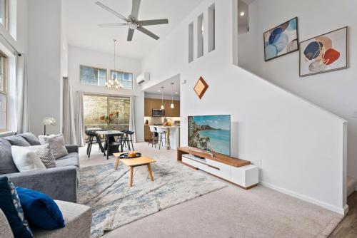 Χώρος καθιστικού στο # Marbella Lane-Elegant 3BR Getaway with Superb Views