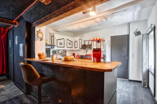 Il comprend une cuisine équipée d'un comptoir et d'un réfrigérateur rouge. dans l'établissement Cinéma Room - Salle vidéo projecteur - Netflix, à Chicheboville