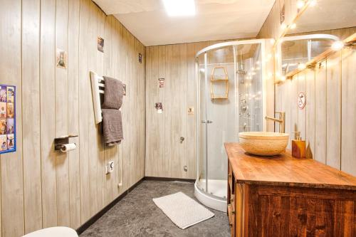 a bathroom with a shower and a sink and a toilet at Cinéma Room - Salle vidéo projecteur - Netflix in Chicheboville