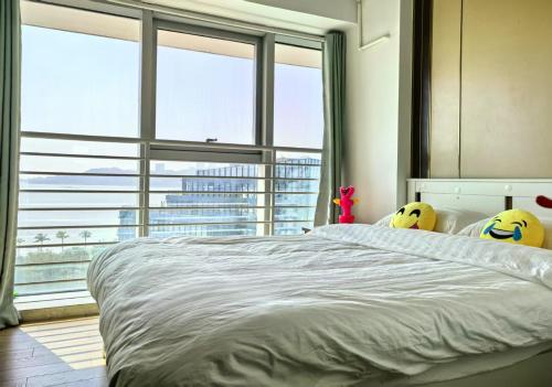 珠海Huafu Seaview Suites的一间卧室配有一张带两个黄色枕头的床