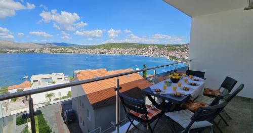 Large seaview apt, 150m to beach, 4km from Trogir - Apt Nora