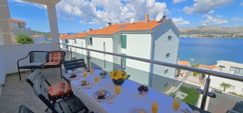 Large seaview apt, 150m to beach, 4km from Trogir - Apt Nora
