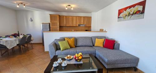 Large seaview apt, 150m to beach, 4km from Trogir - Apt Nora