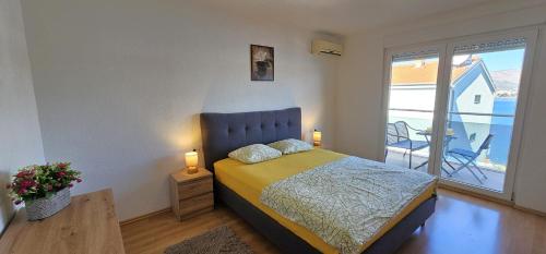 Large seaview apt, 150m to beach, 4km from Trogir - Apt Nora