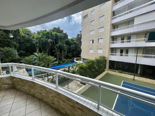 un balcon avec vue sur un immeuble dans l'établissement Apto Edif viva a vida, à Bertioga