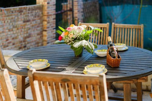 une table noire avec un vase de fleurs sur elle dans l'établissement Villa Eden, à Menton
