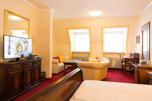 TV a/nebo společenská místnost v ubytování Klassik Hotel am Tor