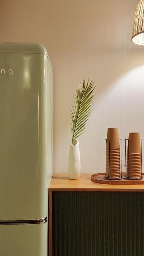 釜山にあるBusan NSTAY Hotelの白花瓶の植物