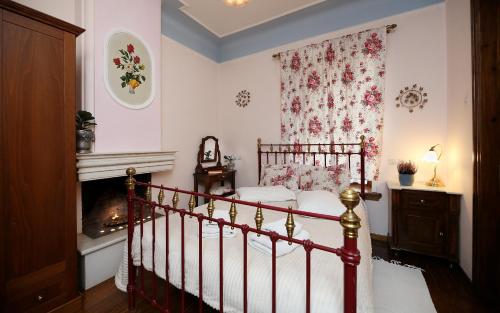 a bedroom with a bed and a fireplace at Palladio Hotel - Portaria in Portaria