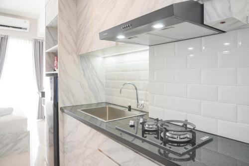 Η κουζίνα ή μικρή κουζίνα στο Modern Look and Comfy Studio Citra Living Apartment By Travelio