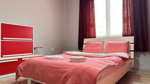 Postel nebo postele na pokoji v ubytování Terrace Flat in Heart of Tirana