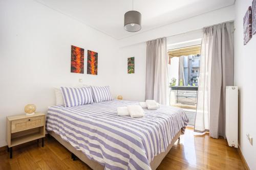 Llit o llits en una habitació de AthensCity Apt-G2 with balcony