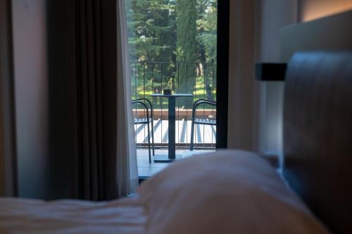 a bedroom with a bed and a view of a balcony at Ile Hotel in Peschiera del Garda