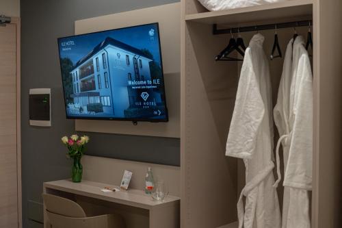 a hotel room with a tv and a bathroom at Ile Hotel in Peschiera del Garda
