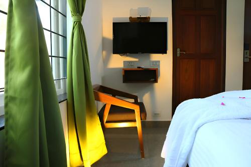 Μια τηλεόραση ή/και κέντρο ψυχαγωγίας στο Le Holiday Inn