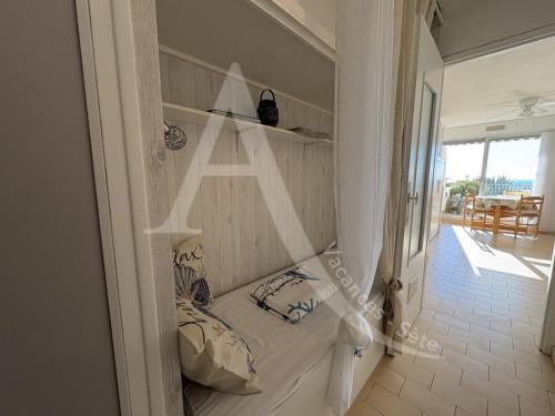 Cette chambre dispose d'un banc avec des oreillers. dans l'établissement T2 en rez de jardin, face a la mer avec parking, à Sète