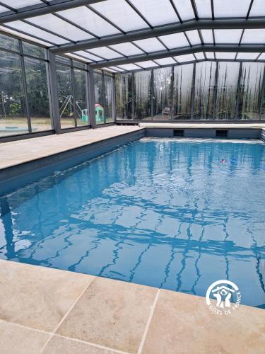 Kolam renang di atau dekat dengan Aranjot