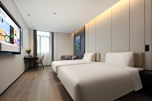 Ένα ή περισσότερα κρεβάτια σε δωμάτιο στο Atour Hotel Shanghai Wujiaochang Financial Center Plaza