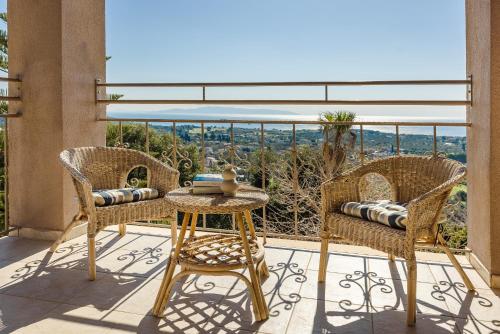 Un balcón o terraza de Vivian's Villa - Endless View