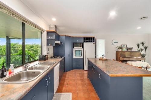 Dapur atau dapur kecil di Rotorua Family Retreat Hamurana 10000sqm Lawn