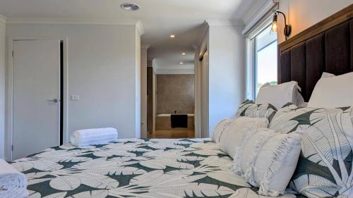Ένα ή περισσότερα κρεβάτια σε δωμάτιο στο Modern comfort and luxury close to the beach