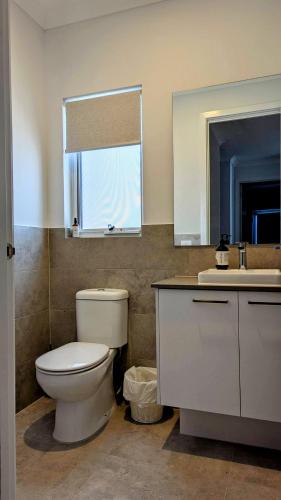 Ένα μπάνιο στο Modern comfort and luxury close to the beach