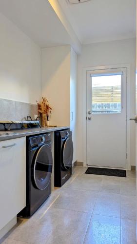 Η κουζίνα ή μικρή κουζίνα στο Modern comfort and luxury close to the beach