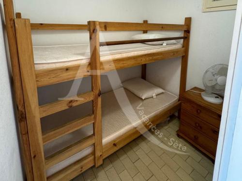 quelques lits superposés dans une chambre dans l'établissement Studio cabine avec parking, face a la mer, à Sète