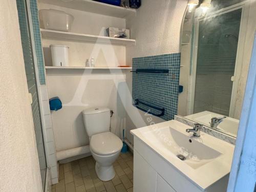 une salle de bain avec toilettes et lavabo dans l'établissement Studio cabine avec parking, face a la mer, à Sète