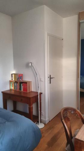 Chambre confortable dans un appartement lumineux