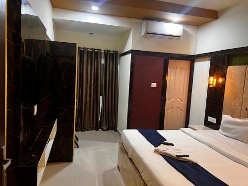 Postel nebo postele na pokoji v ubytování Queens Residency - Kochi