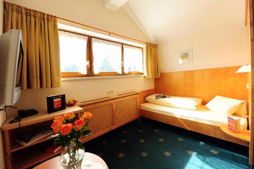 a hotel room with a bed and a window at Apart Matschöl in Serfaus