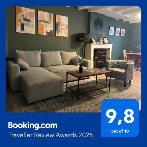 un salon avec un canapé et une table dans l'établissement Maison de la Greve - coeur de Marans avec cour, à Marans