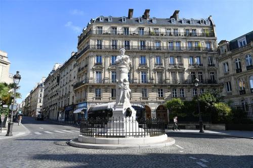 Une statue au milieu d'une rue en face d'un bâtiment dans l'établissement Chic & Cosy - Montmartre - Cœur de Paris, à Paris